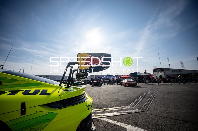 Rennfahrzeug in der Boxengasse