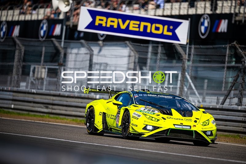 Rennfahrzeug auf der Rennstrecke