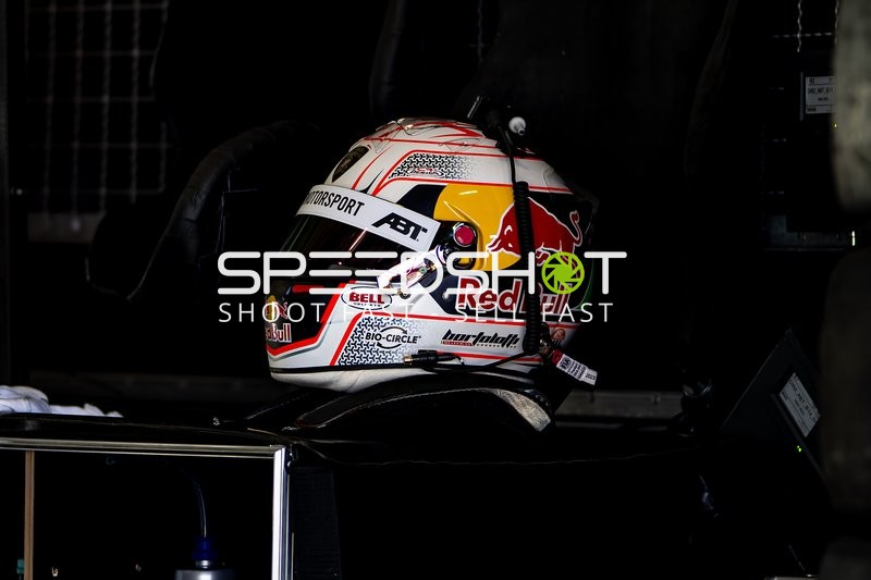 Rennfahrerhelm im Fahrerlager