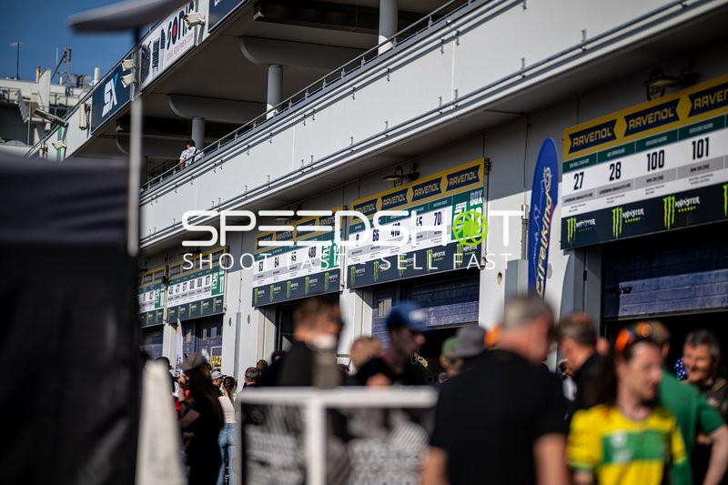 Boxengasse beim 24h Rennen 2025