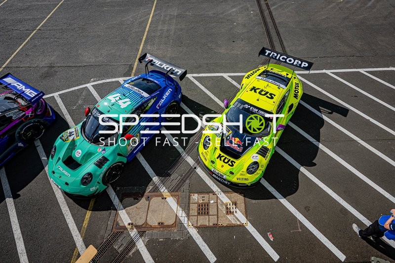 Falken Motorsports Porsche in der Boxengasse