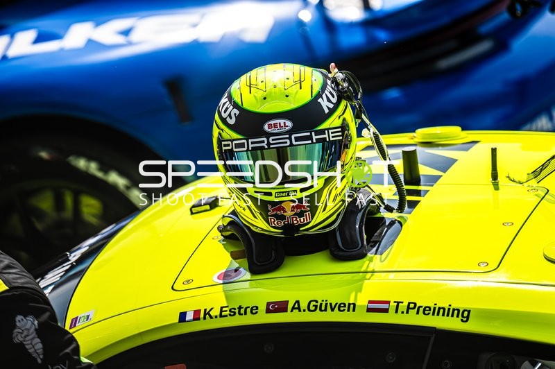 Rennhelm auf Fahrzeugdach