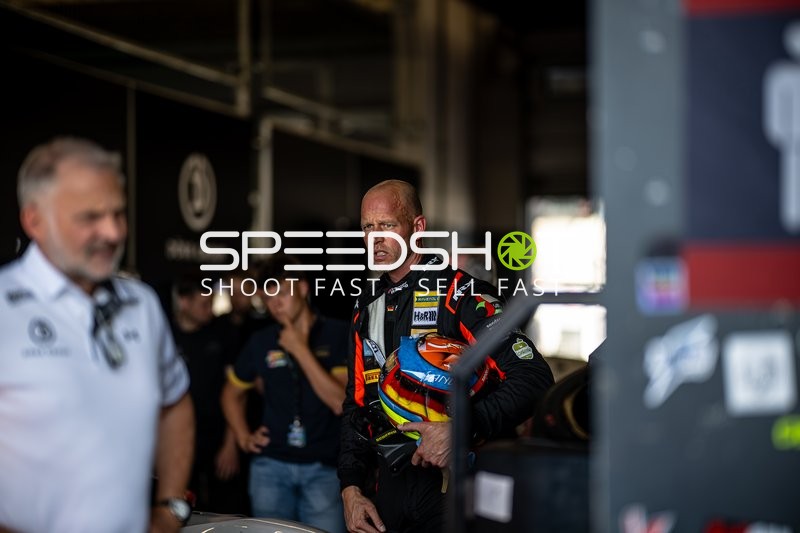 Rennfahrer in der Boxengasse