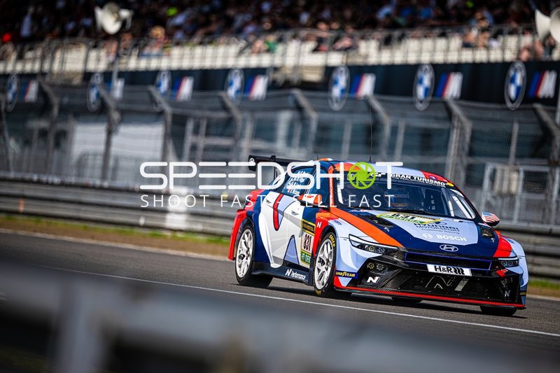 Rennfahrzeug auf der Strecke