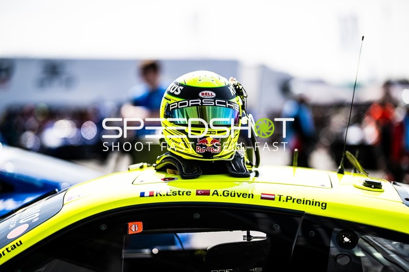 Rennfahrerhelm auf Fahrzeugdach