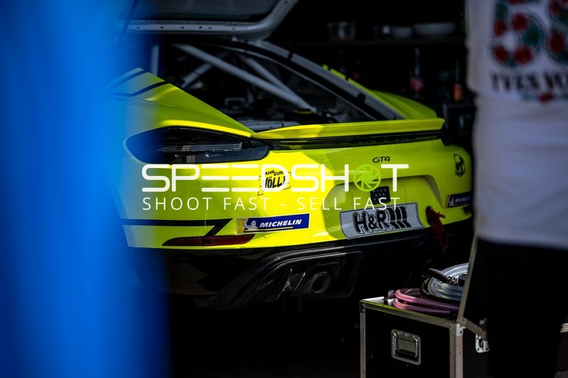 Rennfahrzeug in der Boxengasse