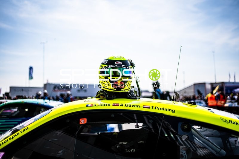 Rennhelm auf Porsche-Dach