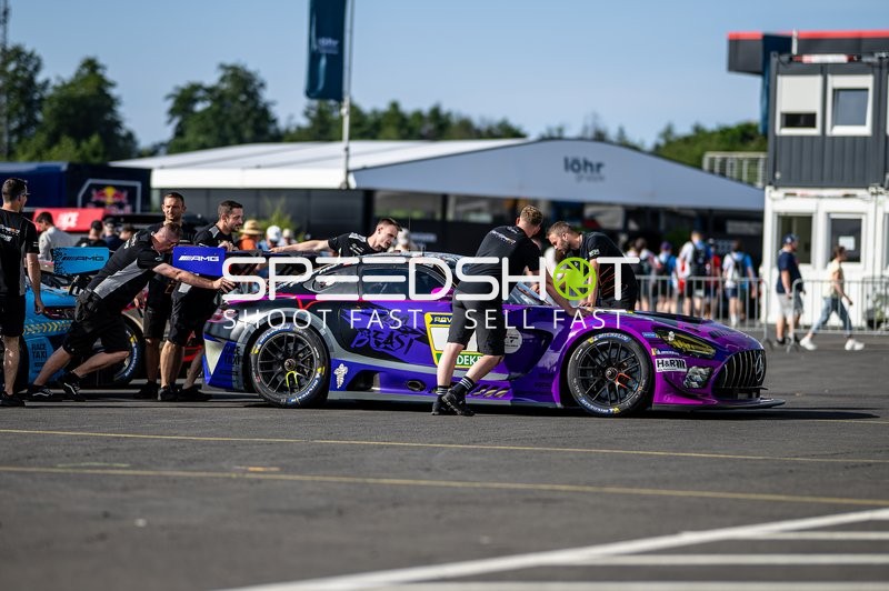 Fahrzeug in der Boxengasse