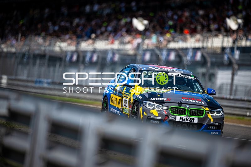 Rennfahrzeug auf der Rennstrecke