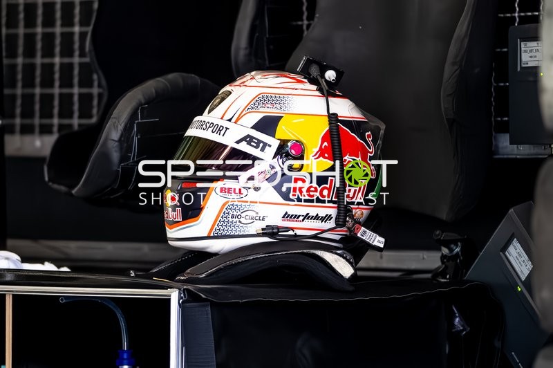 Rennfahrerhelm im Fahrerlager