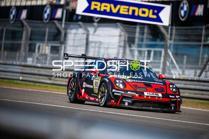 Rennfahrzeug auf der Rennstrecke