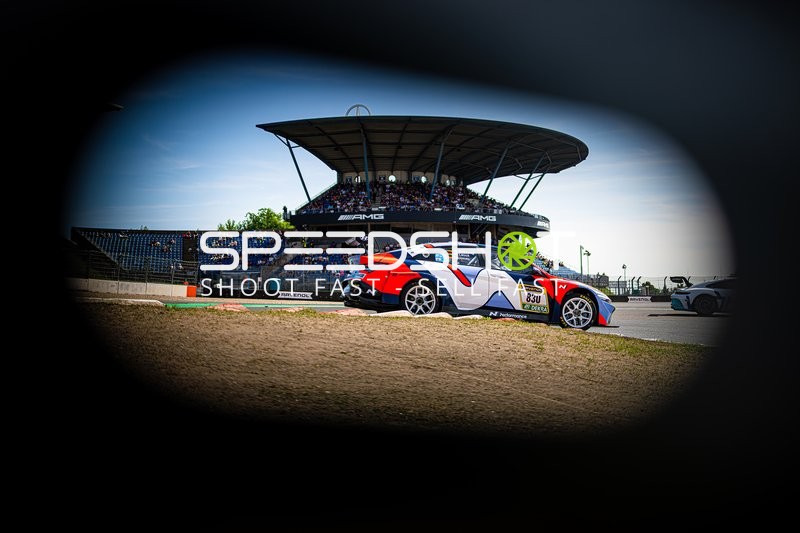 Rennfahrzeug auf der Rennstrecke