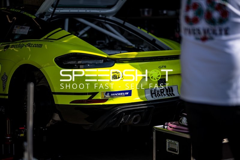 Rennfahrzeug in der Boxengasse