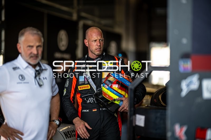 Rennfahrer in der Boxengasse