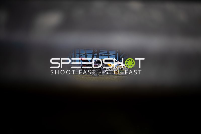 Rennfahrzeug auf der Rennstrecke