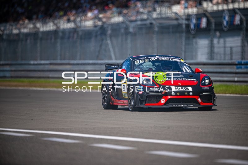 Rennfahrzeug auf der Strecke