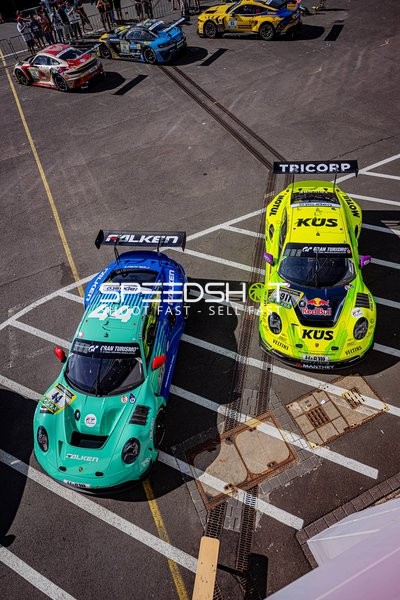 Zwei Porsche in der Boxengasse