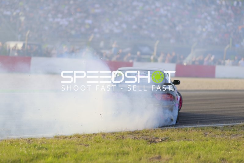 Auto driftet mit Rauch