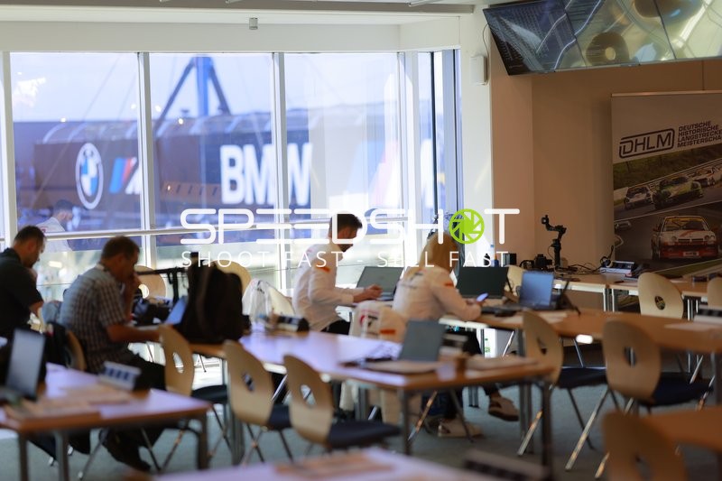 Personen arbeiten am Laptop