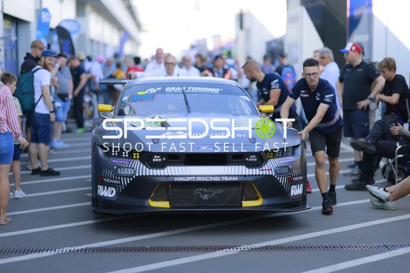 Rennfahrzeug in der Boxengasse