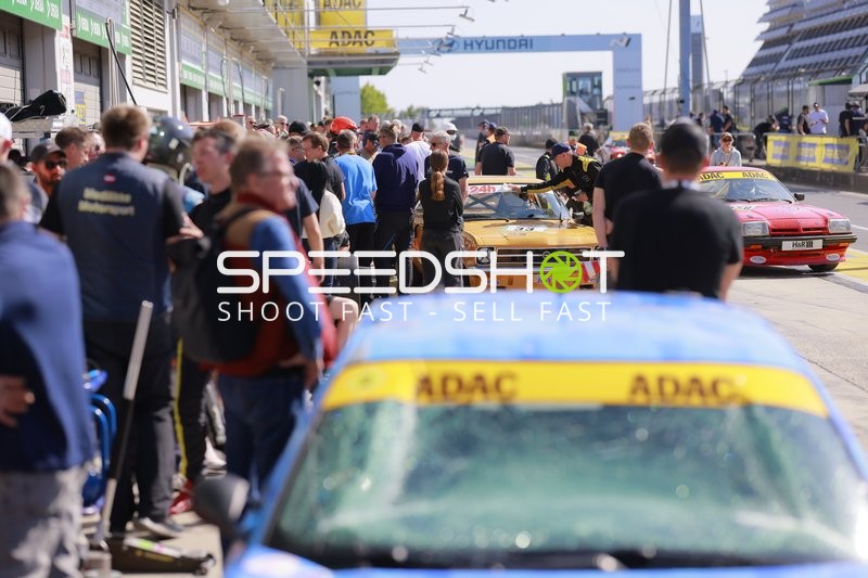 Rennfahrzeuge in der Boxengasse