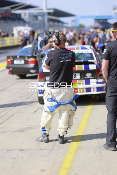 Boxengassen-Szene beim 24h Rennen 2025