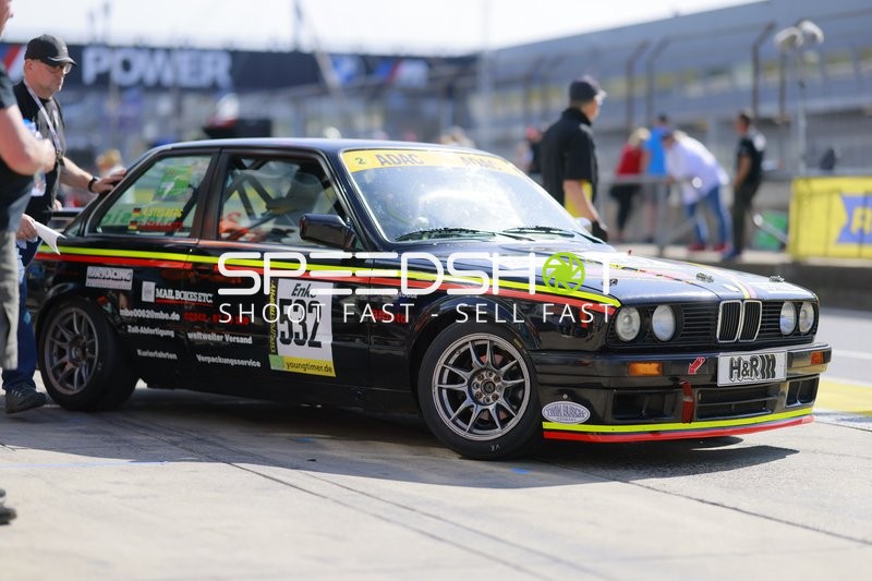Klassischer Rennwagen in der Boxengasse