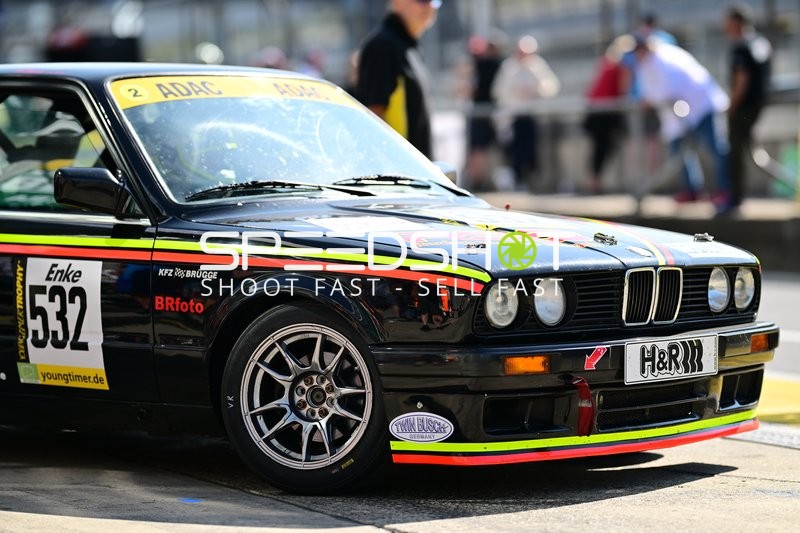 Klassischer Rennwagen in der Boxengasse