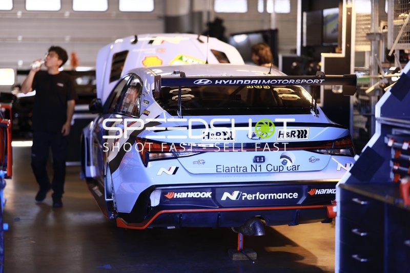 Rennfahrzeug in der Boxengasse