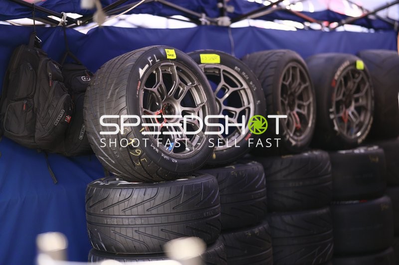 Reifenstapel in der Boxengasse