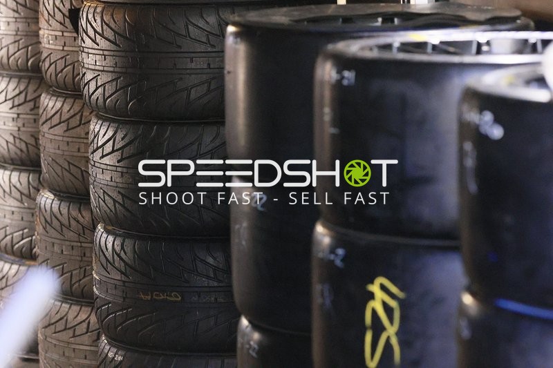 Reifenstapel in der Boxengasse