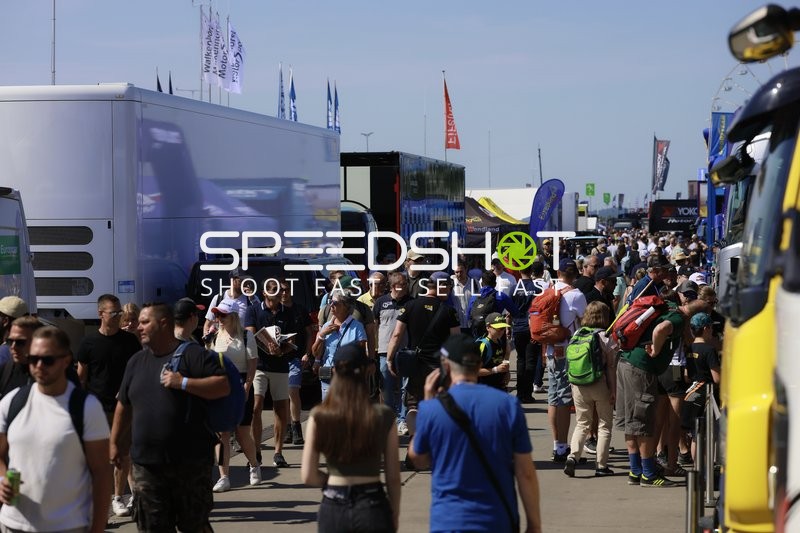 Zuschauer im Fahrerlager