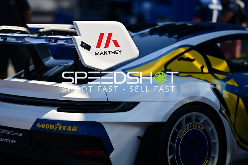 Rennfahrzeug in der Boxengasse