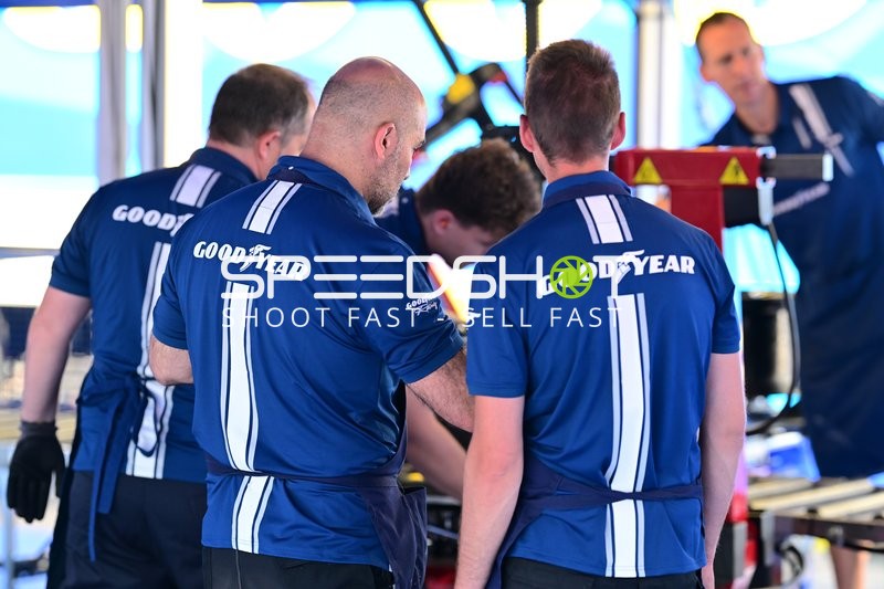 Mechaniker-Team in der Boxengasse