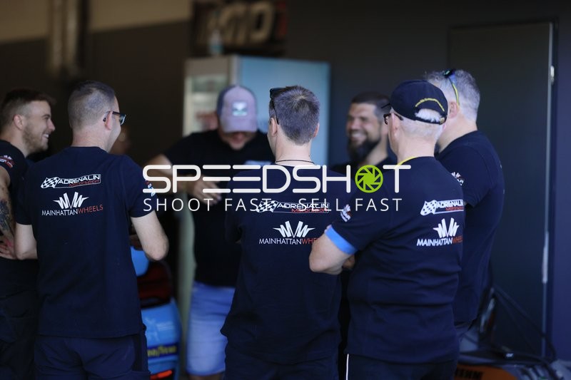 Adrenalin Motorsport Team in der Boxengasse