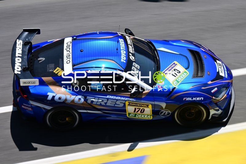 Rennfahrzeug auf der Rennstrecke