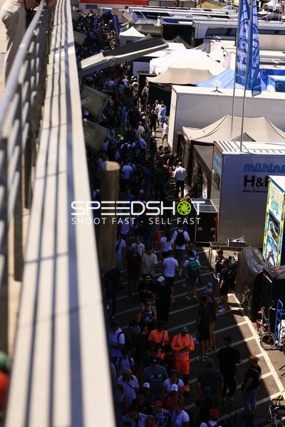 Boxengasse beim 24h Rennen 2025