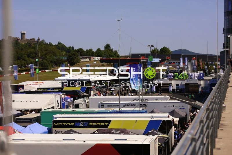 Boxenbereich beim 24h Rennen 2025