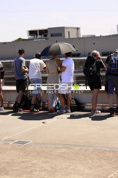 Zuschauer in der Boxengasse