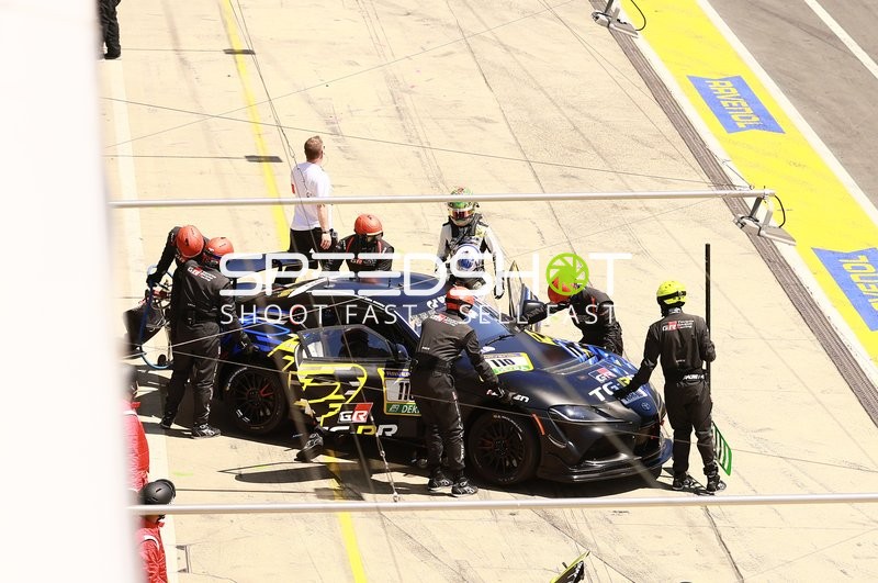 Rennfahrzeug in der Boxengasse