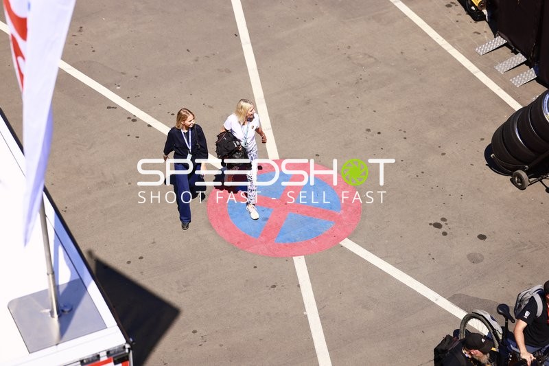 Besucher im Paddockbereich