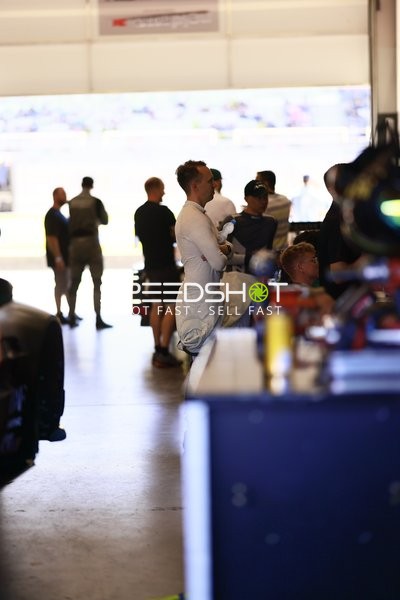 Fahrer in Boxengasse