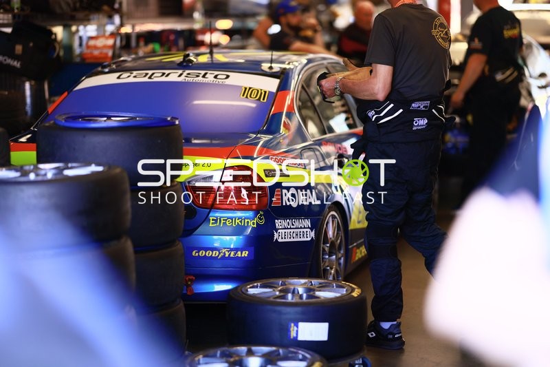 Rennfahrzeug in der Boxengasse