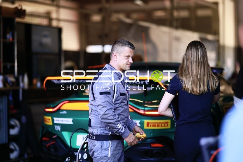 Rennfahrzeug in der Boxengasse