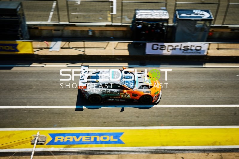 Rennfahrzeug in der Boxengasse