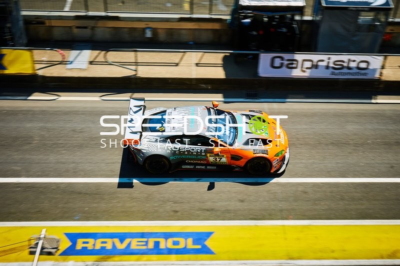 Rennfahrzeug in der Boxengasse