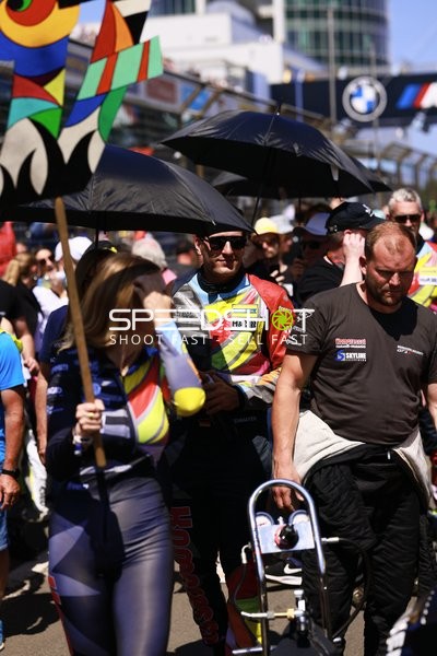 Mechaniker und Team in der Boxengasse