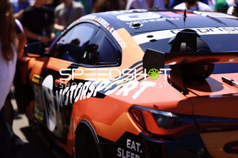 Rennfahrzeug in der Boxengasse