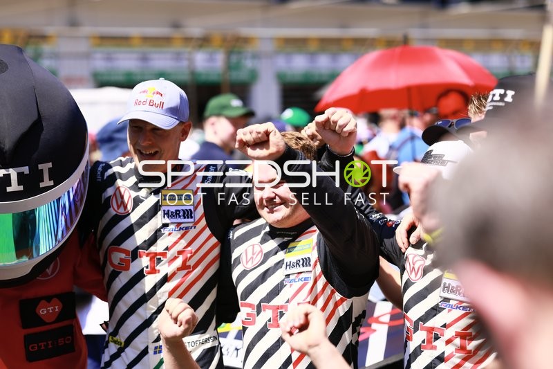 Motorsport-Team feiert am Nürburgring