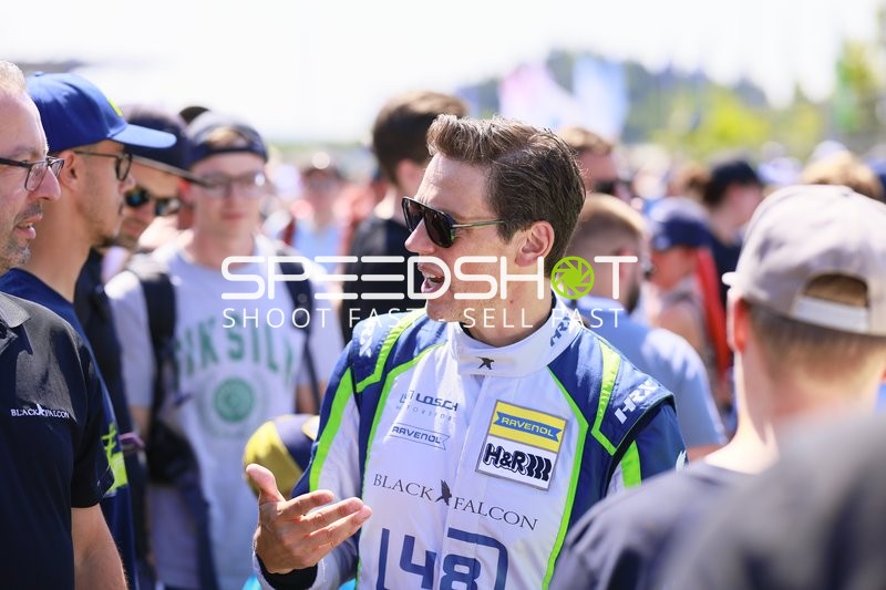 Rennfahrer im Black Falcon Rennanzug